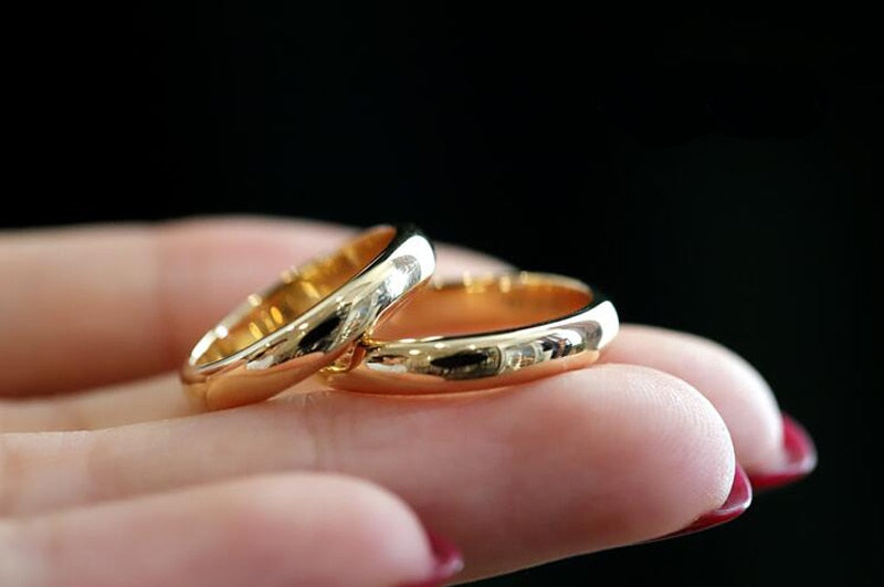 YANHUI Never Fade Fine Gold Color Gloss Stainless Steel Ring Simple Round 4mm Wedding Band Rings for Women and Men Couple Gift
